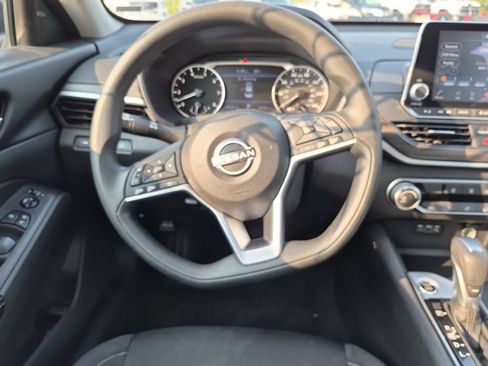 Used 2025 Nissan Altima 2.5 SV FWD image 17