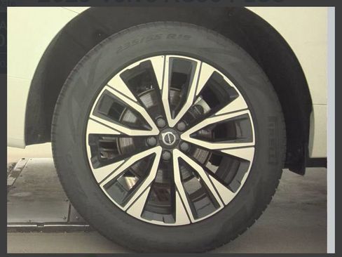 Used 2025 Volvo XC60 B5 Plus image 9