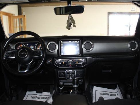 Used 2019 Jeep Wrangler Unlimited Sahara AWD/4WD image 15