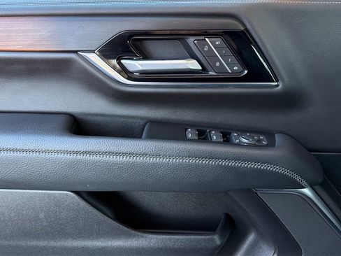 Used 2025 GMC Yukon XL Denali image 16