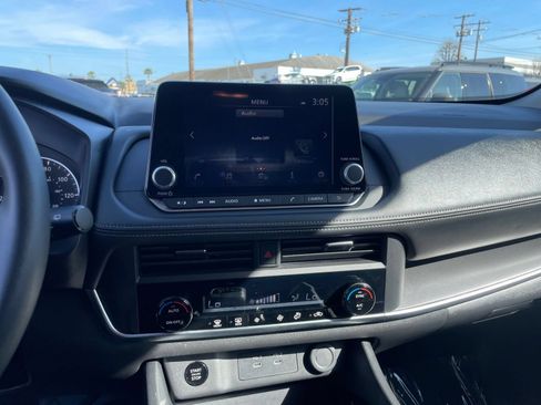 Used 2025 Nissan Rogue SV FWD image 17
