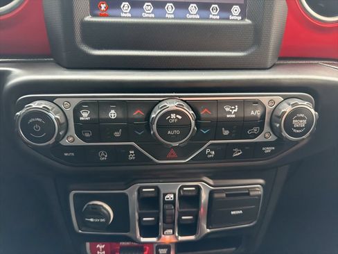 Used 2020 Jeep Wrangler Unlimited Rubicon w/ Dual Top Group AWD/4WD image 28