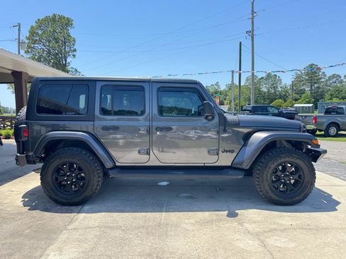 Used 2019 Jeep Wrangler Unlimited Sahara AWD/4WD image 4