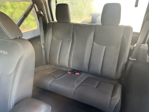 Used 2017 Jeep Wrangler Sahara w/ Connectivity Group AWD/4WD image 16