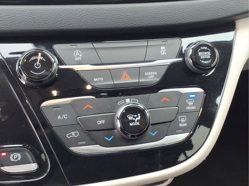 Used 2023 Chrysler Voyager LX image 19