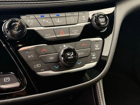 Certified 2025 Chrysler Pacifica Limited image 18