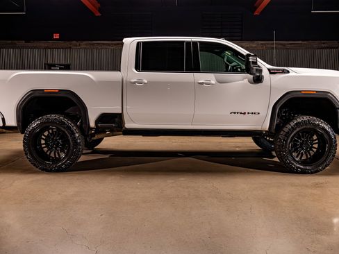 Used 2025 GMC Sierra 2500 AT4 image 11