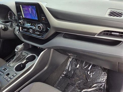 Used 2023 Toyota Highlander LE image 19