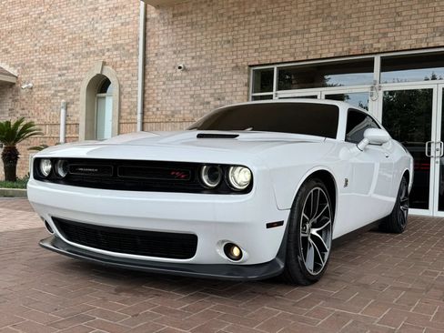 Used 2018 Dodge Challenger R/T Scat Pack w/ Leather Interior Group RWD image 4