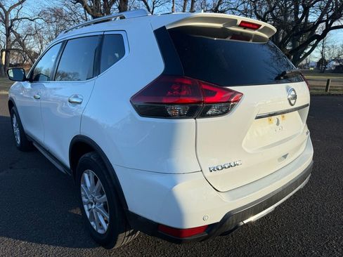 Used 2020 Nissan Rogue SV image 3