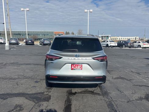 Certified 2023 Toyota Sienna Limited image 8