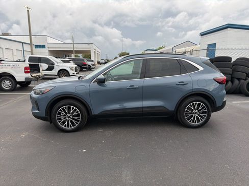 Used 2025 Ford Escape SE w/ PHEV Premium Package image 11