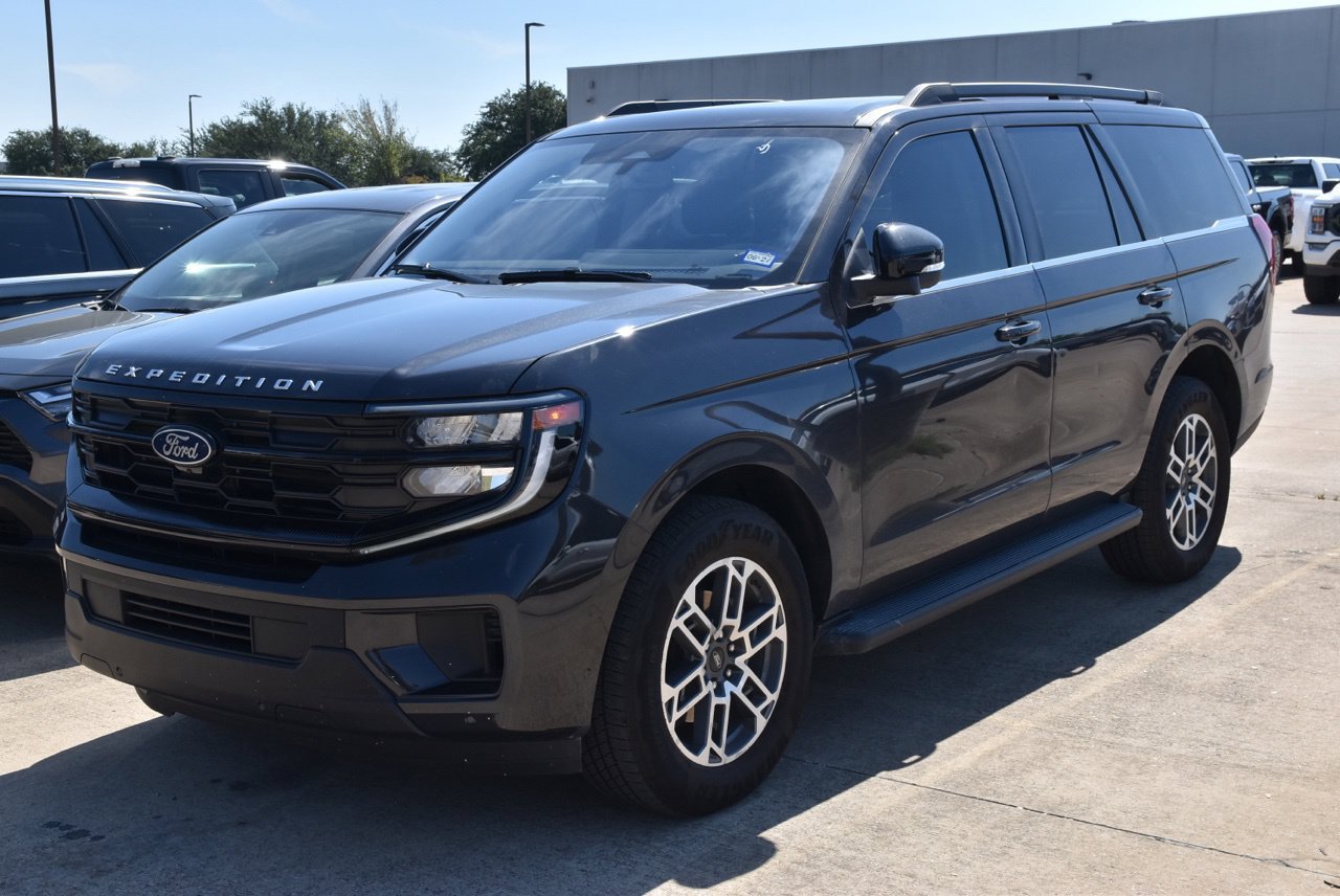 Used 2025 Ford Expedition Active RWD image 2