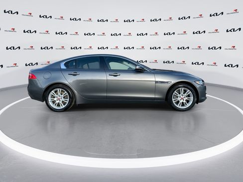 Used 2017 Jaguar XE Premium image 9