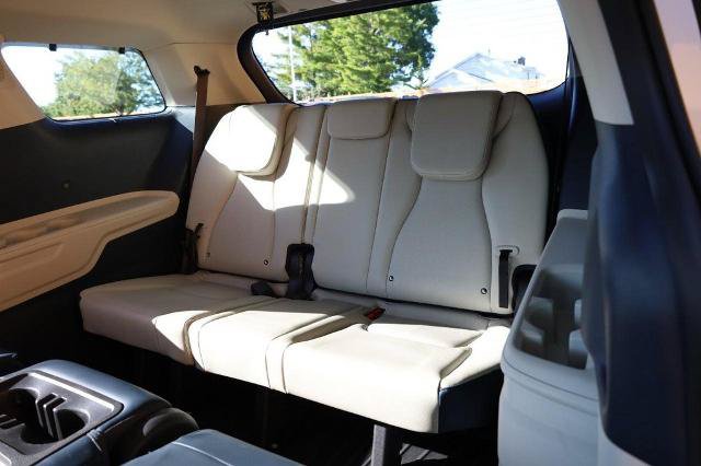 Used 2025 Kia Carnival EX FWD image 28