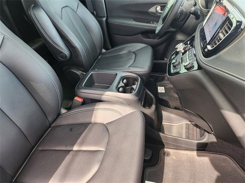 New 2025 Chrysler Pacifica Select image 10