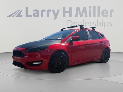 Used 2016 Ford Focus SE w/ SE Sport Package FWD image 2
