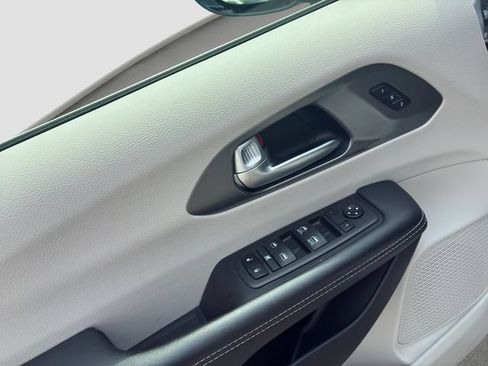 Used 2024 Chrysler Pacifica Touring-L FWD image 15