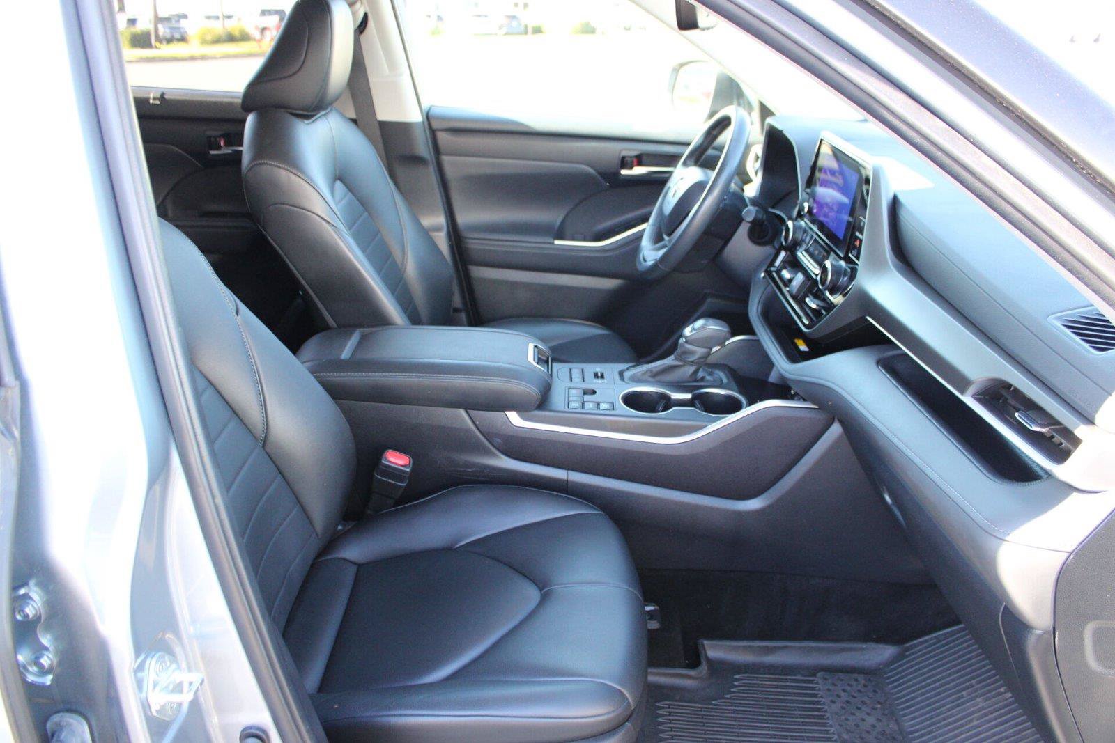 Used 2024 Toyota Highlander XLE AWD/4WD image 11