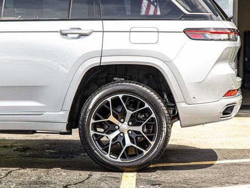 Used 2022 Jeep Grand Cherokee Summit AWD/4WD image 7