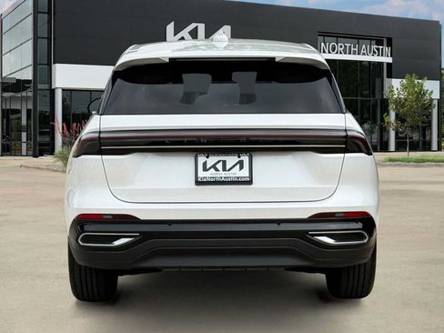 Used 2025 Lincoln Nautilus Premier AWD/4WD image 10