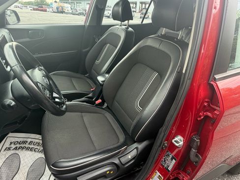 Used 2024 Hyundai Venue Limited FWD image 24