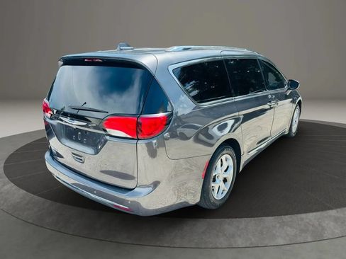 Used 2018 Chrysler Pacifica Touring-L Plus FWD image 5