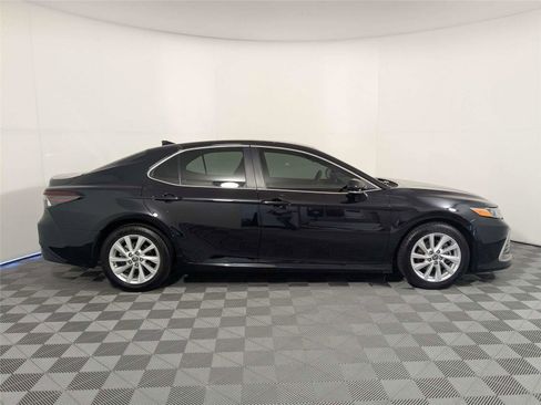 Used 2022 Toyota Camry LE w/ Convenience Package FWD image 5