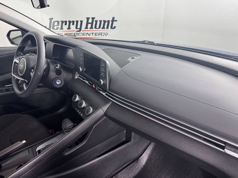 Used 2025 Hyundai Elantra SE FWD image 31