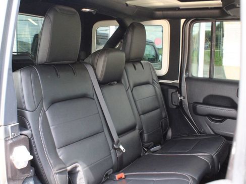 Used 2022 Jeep Wrangler Unlimited Sahara AWD/4WD image 28
