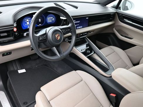 Certified 2025 Porsche Macan Electric image 4
