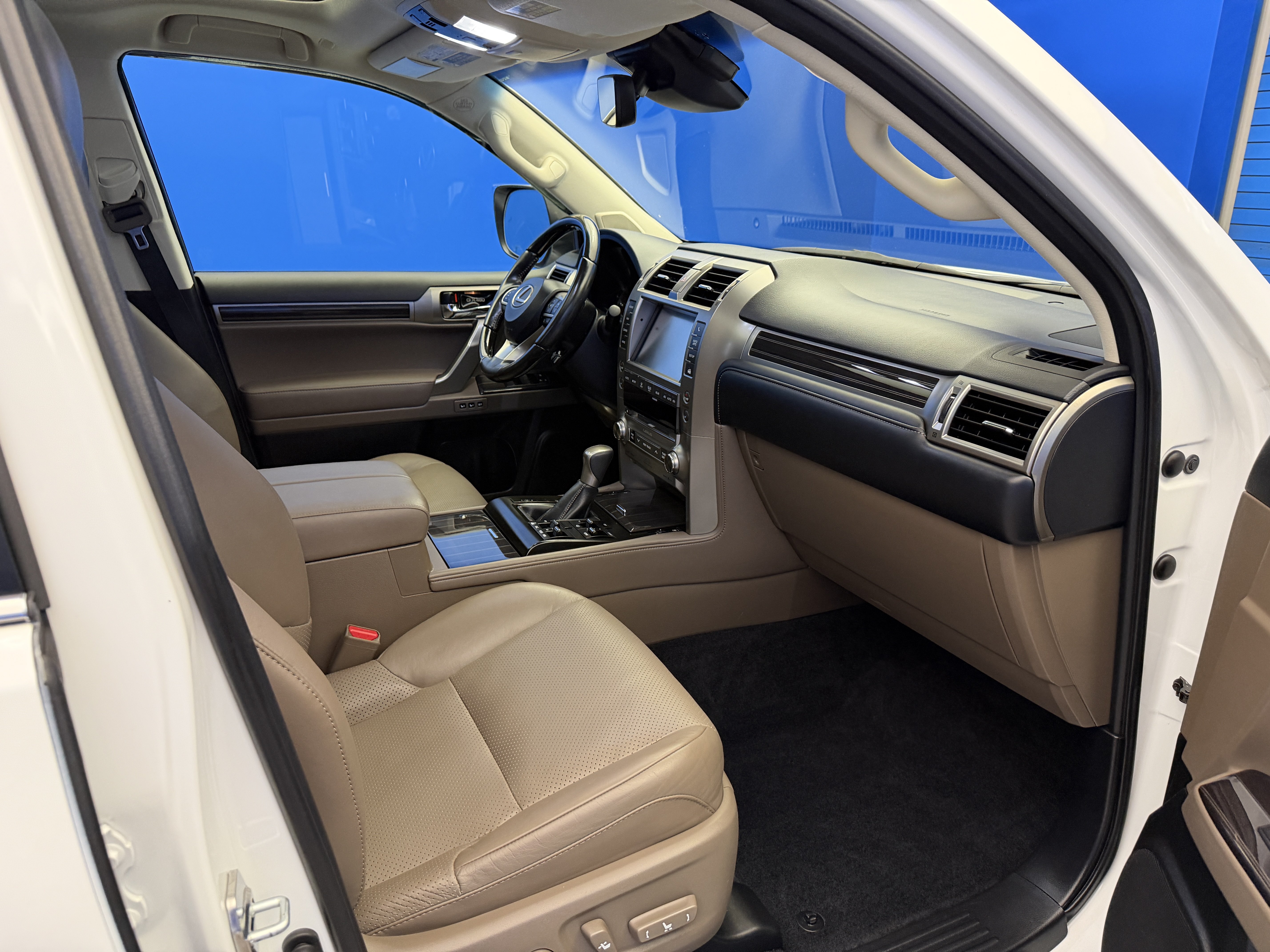 Used 2020 Lexus GX 460 Luxury w/ Accessory Package AWD/4WD image 25
