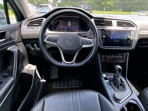 Used 2024 Volkswagen Tiguan SE AWD/4WD image 5
