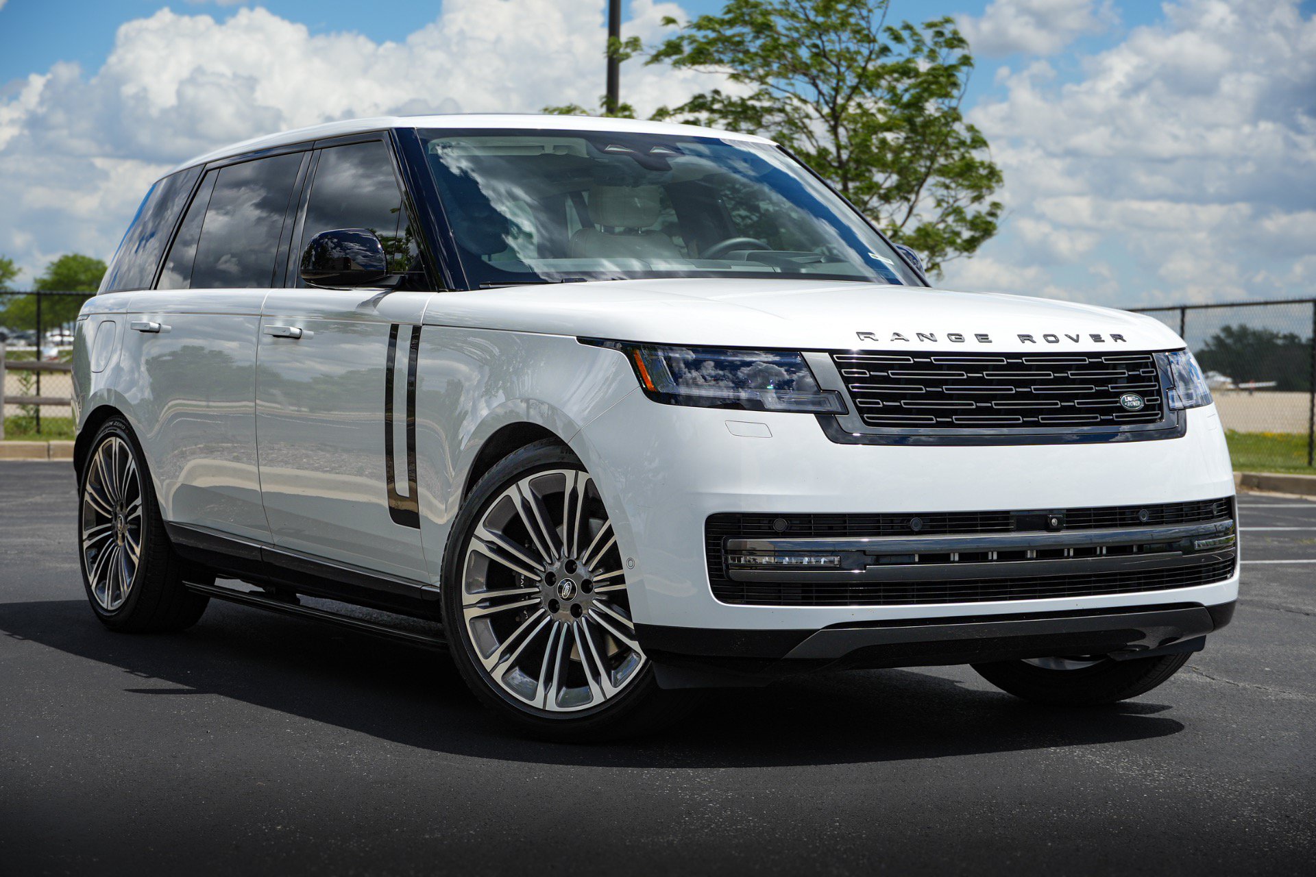 Used 2024 Land Rover Range Rover Long Wheelbase SE AWD/4WD image 2