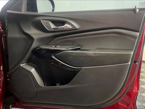 Used 2025 Chevrolet Trax RS w/ Sunroof Package FWD image 22