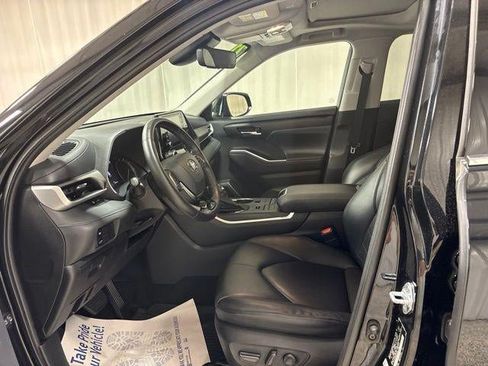 Used 2021 Toyota Highlander XLE AWD/4WD image 14