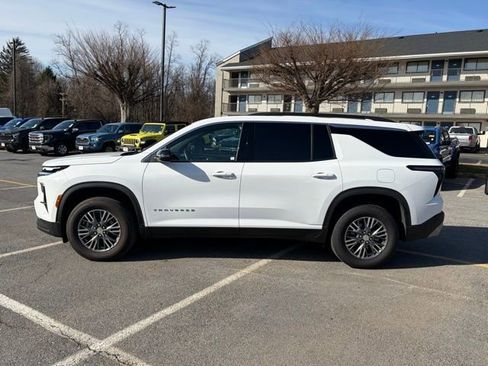 Used 2025 Chevrolet Traverse LT image 4