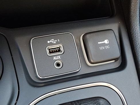 Used 2019 Jeep Cherokee Latitude Plus w/ Cold Weather Group AWD/4WD image 24