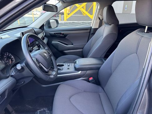 Used 2025 Toyota Highlander LE FWD image 27