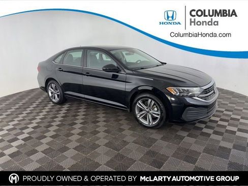 Used 2024 Volkswagen Jetta SE image 1