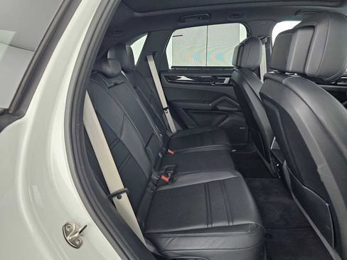 Used 2022 Porsche Cayenne Platinum Edition image 12