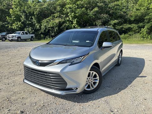 Used 2022 Toyota Sienna XLE w/ XLE Plus Package FWD image 1