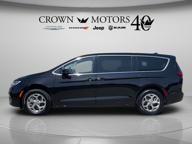 Used 2024 Chrysler Pacifica Limited w/ Trailer Tow Group AWD/4WD image 8