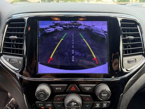 Used 2019 Jeep Grand Cherokee Altitude image 21