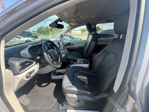 Used 2020 Chrysler Pacifica Touring-L Plus FWD image 12