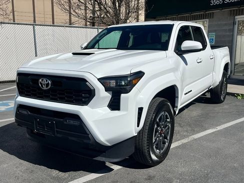 Used 2025 Toyota Tacoma TRD Sport image 3
