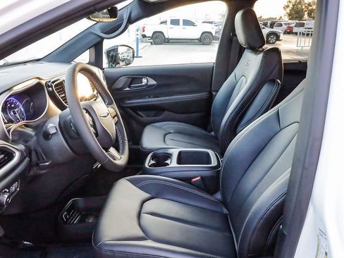 New 2026 Chrysler Pacifica Select w/ S Appearance Package image 18