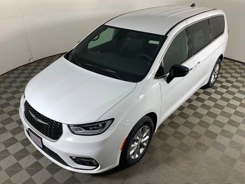 New 2026 Chrysler Pacifica Select image 7