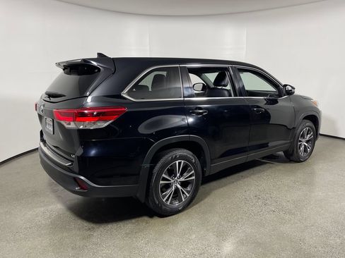Used 2019 Toyota Highlander Plus FWD image 3