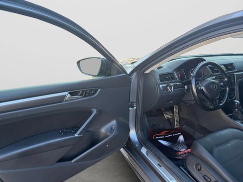 Used 2018 Volkswagen Passat 2.0T R-Line FWD image 11